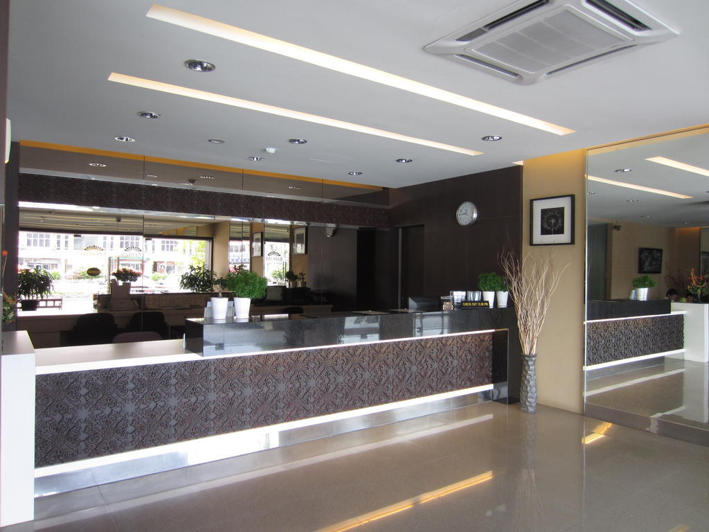 Radiant Hotel Sitiawan Exterior foto